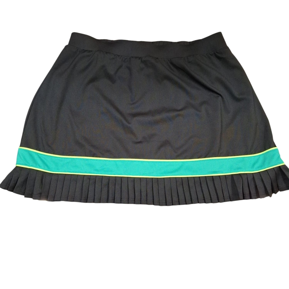 "TAIL" Black Ruffled Skort with Green Trim. Sz.M MSRP:$82, No flaws, Like new..